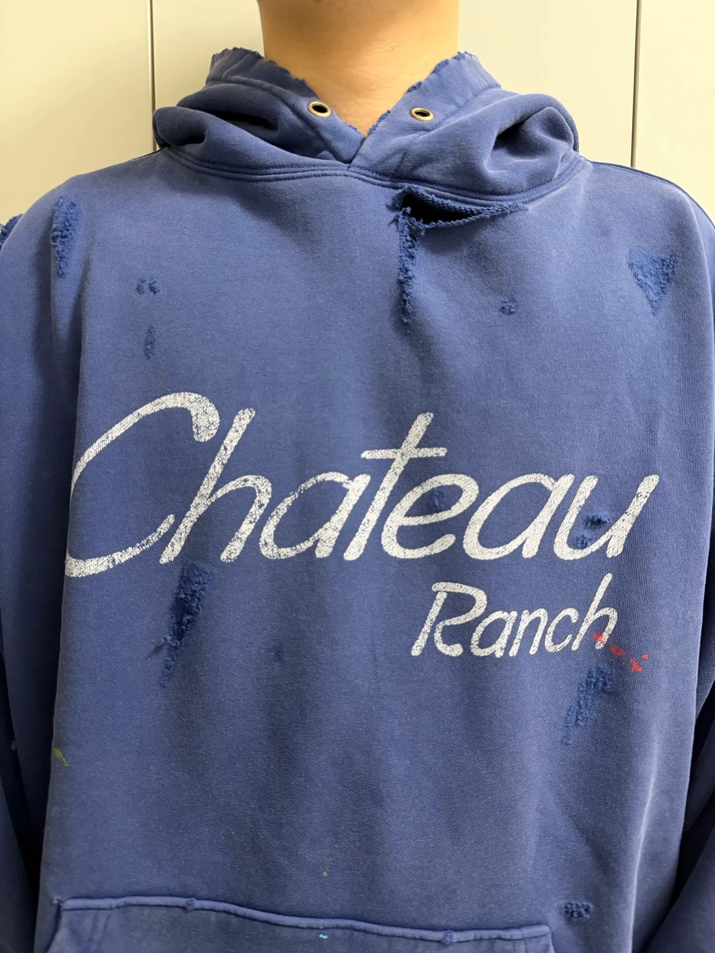 GALLERY DEPT. CHATEAU RANCH HOODIE/NAVY Horseshoe Winery Splash Ink Destroyed Hoodie Washed Blue S-XL Assute Reactive Dyes Ready-made Clothes Fade Process Post-Fry Color Processing Super Heavy and Cumbersome Too Many Cuts and Hanging Wormhole Destruction Process➕Hand-Splashed Ink Very Time-consuming and Labor-intensive Correct Version Original Main Mark➕Large Main Mark➕Yellow Wash Mark The original BOXY short and wide version has not been changed at all. God-cut. Authentic level printing process. Post-washing treatment to show natural aging effect.